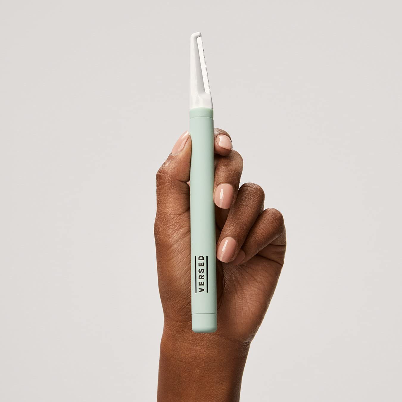 Versed Instant Gratification At-Home Dermaplaning Tool - Reusable, Pro-Grade Facial Exfoliator - Stainless Steel Facial Razor with Single-Edge Blade for Smooth Complexion & Enhanced Makeup Application