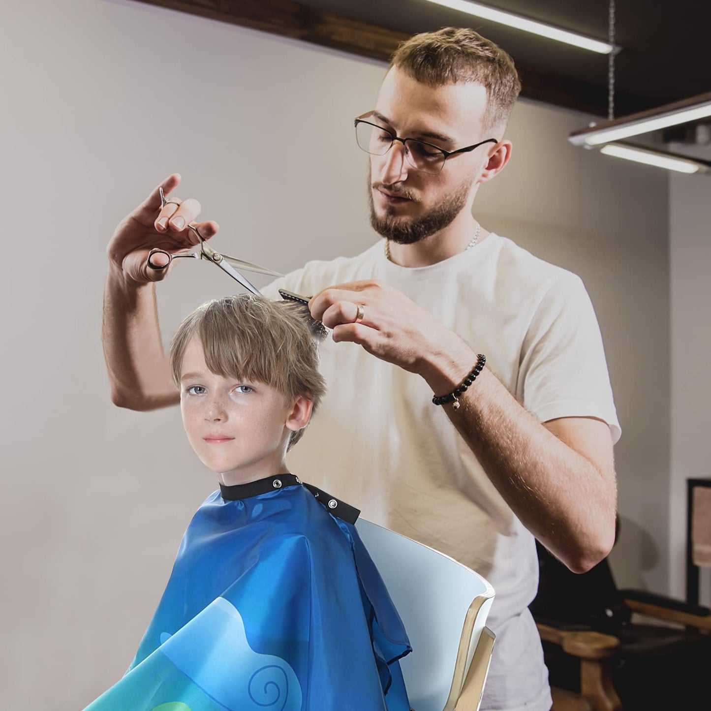 TILYIALA Kids Hair Cutting Cape,Kids Barber Cape Salon Capes for Hair Stylist Haircut Hairdresser Cape Barber Supplies (Cartoon Animals)