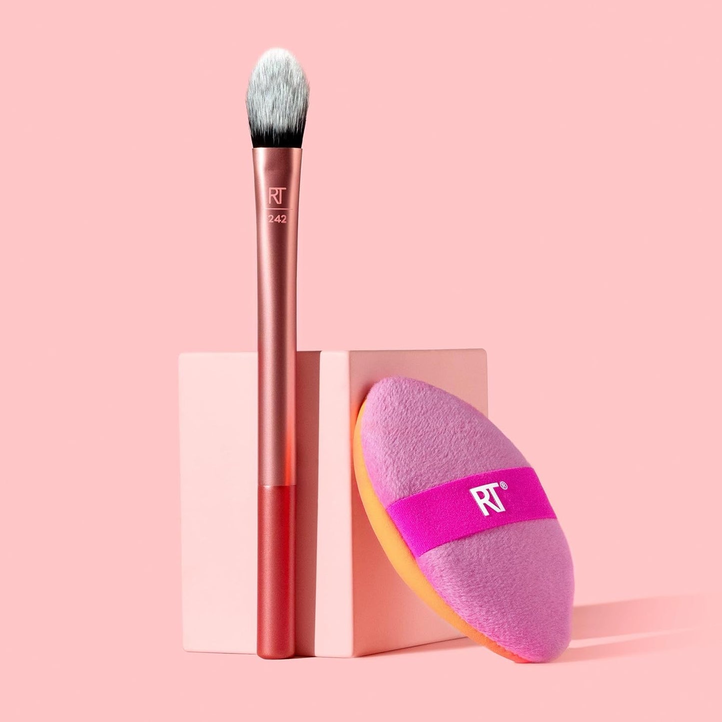 Real Techniques Expert Concealer Brush, Conceal Under Eyes & Cover Blemishes, Makeup Brush For Blending Liquid & Cream Concealer, Brighten Dark Circles, Cruelty-Free, Soft Bristles, 1 Count
