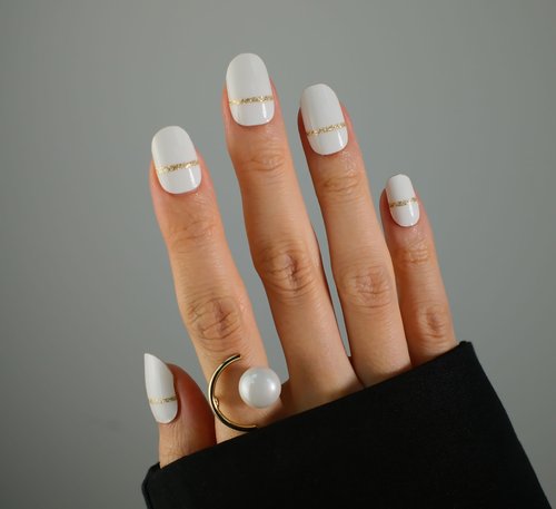 Beaolata Nail Polish Strips, 32PCS Salon Quality Wraps, Long Lasting Gel Nail Stickers for Women Easy Apply& Remove (White Frost on Cake)