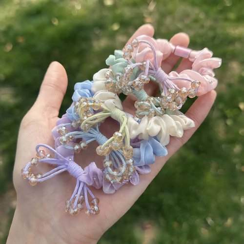 Hair conditioner with pearl hair decorations