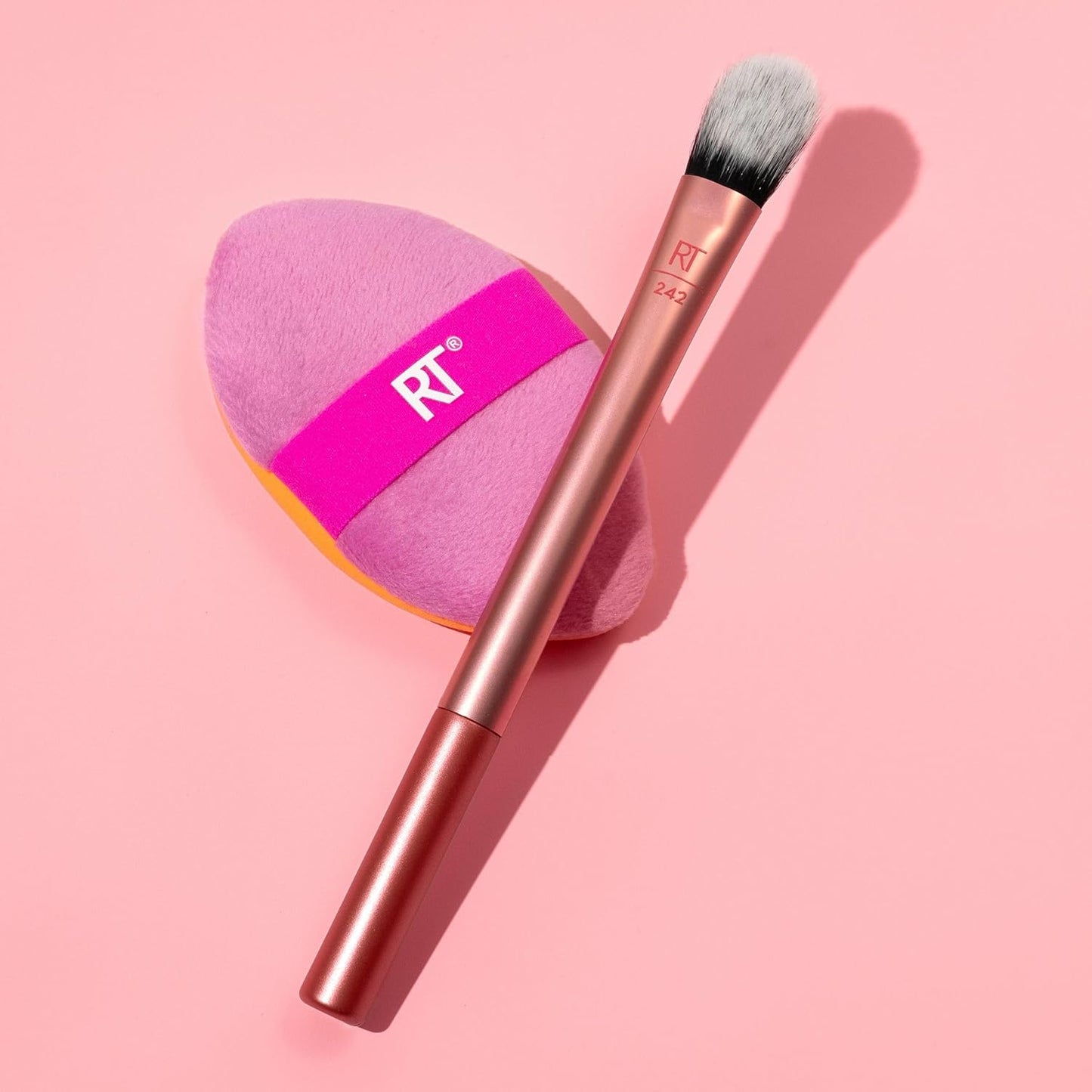 Real Techniques Expert Concealer Brush, Conceal Under Eyes & Cover Blemishes, Makeup Brush For Blending Liquid & Cream Concealer, Brighten Dark Circles, Cruelty-Free, Soft Bristles, 1 Count