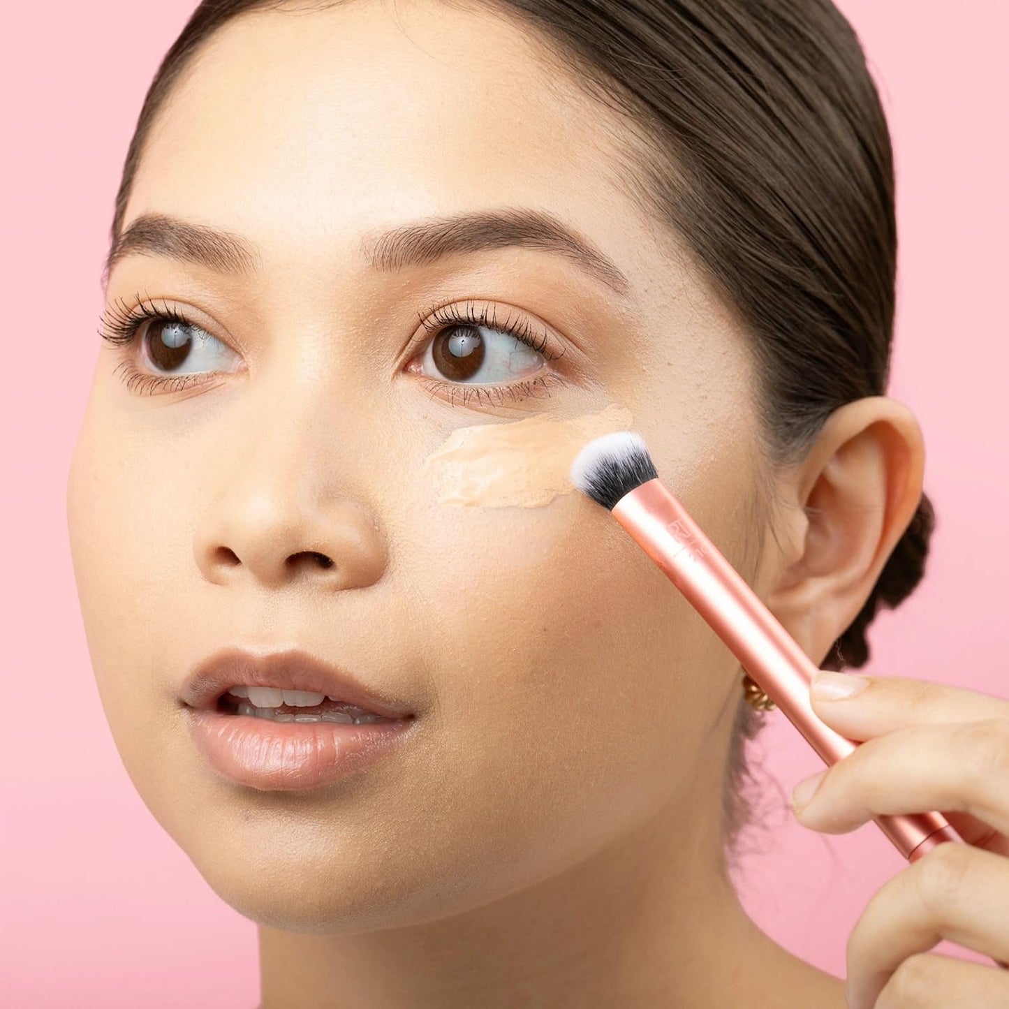 Real Techniques Expert Concealer Brush, Conceal Under Eyes & Cover Blemishes, Makeup Brush For Blending Liquid & Cream Concealer, Brighten Dark Circles, Cruelty-Free, Soft Bristles, 1 Count