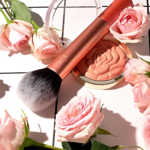 Real Techniques Ultra Plush Powder Makeup Brush - Large Fluffy Brush for Sheer Buildable Coverage | Vegan & Cruelty-Free