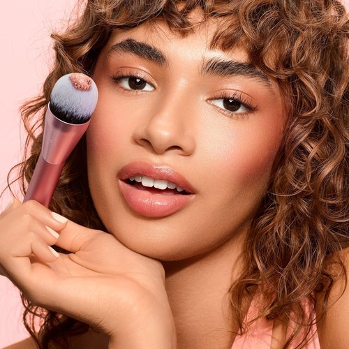 Real Techniques Power Pigment Blush Brush - Precise Application for Liquid & Cream Blush | Vegan & Cruelty-Free