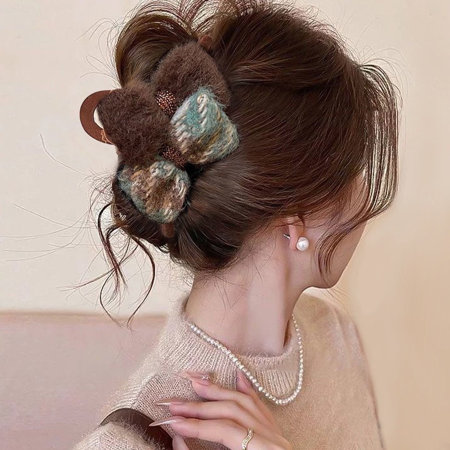 Soft Plush Bow Hair Clip - Elegant Winter Hair Accessory for All Hairstyles