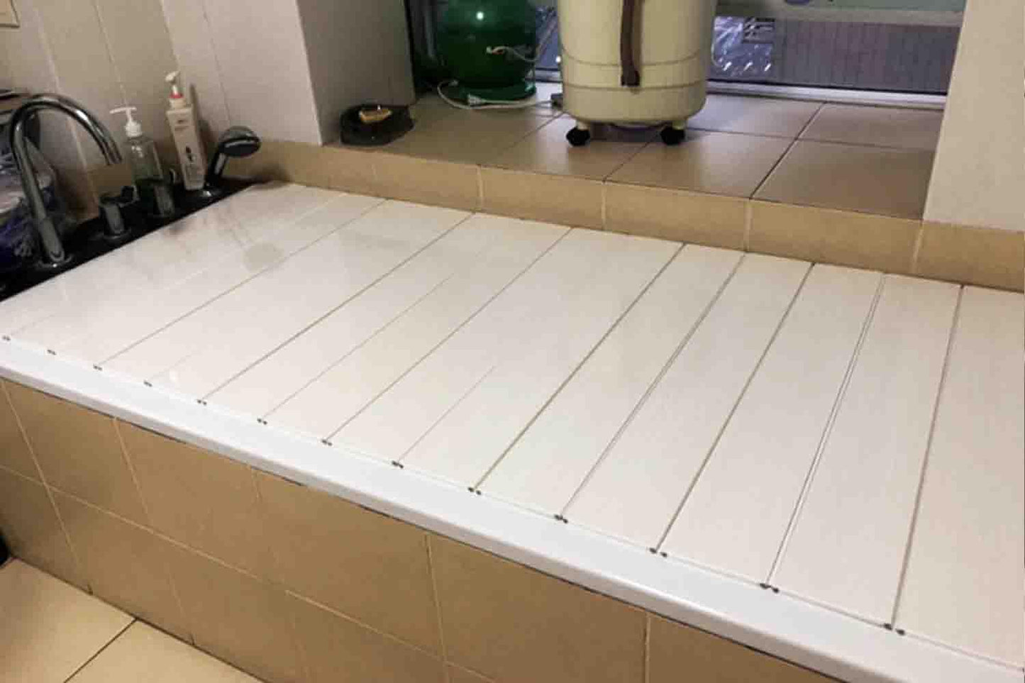 HJJKKH Shutter Bathtub Lid, Foldable Waterproof Bathtub Cover with 0.65cm Thickness, PVC Bathtub Tray, Anti-dust Bathtub Cover Bath Insulation Cover, Store Wine Glass,Books,Tablets,Cellphones