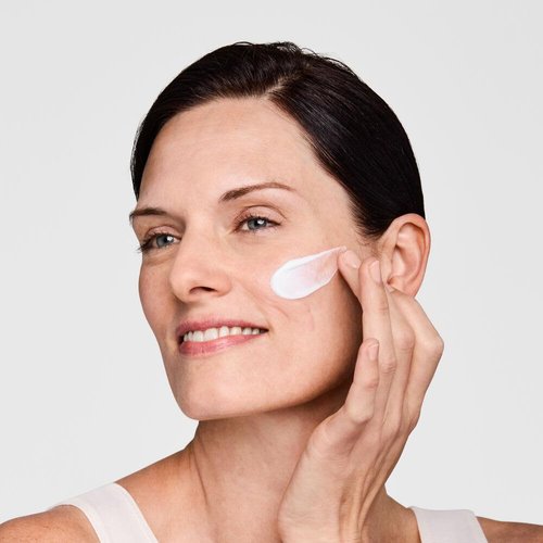 Estée Lauder DayWear Moisturizer Gift Set - Hydrating Skincare Routine | Full-Size Moisturizer 1.7 Oz + Cleanser 1 Oz + Eye Cream 0.17 Oz + Face Serum 0.5 Oz