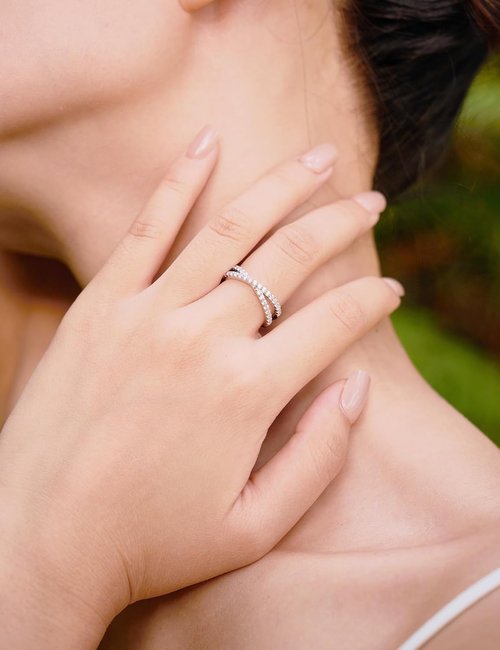 IMOLOVE Moissanite Eternity Ring - Criss Cross Wedding Band for Women | Sterling Silver, Sizes 4-11