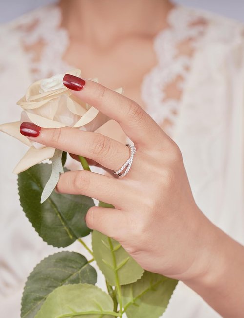 IMOLOVE Moissanite Eternity Ring - Criss Cross Wedding Band for Women | Sterling Silver, Sizes 4-11