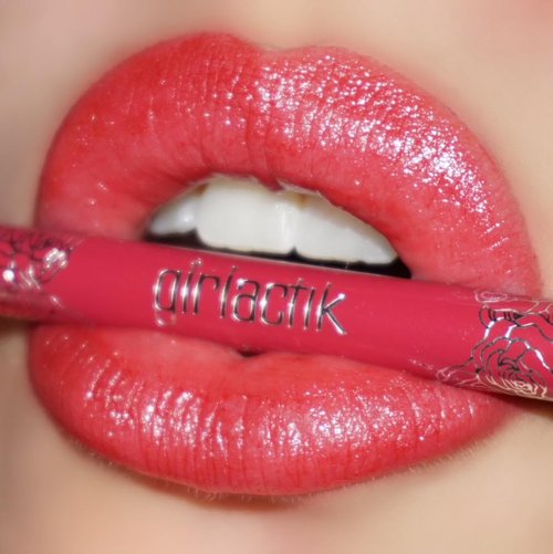 Girlactik Glossy Lip Liner - Moisturizing Lip Pencil for Glossy Shine | Smooth, Vegan & Cruelty-Free (Delilah)