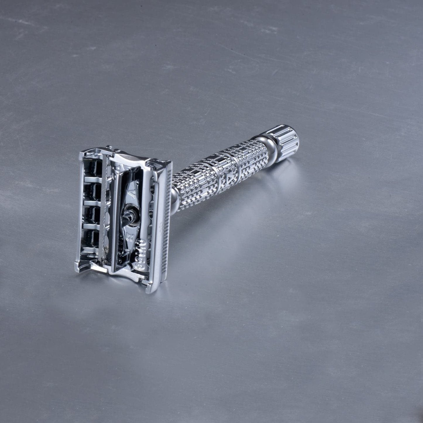 VIKINGS BLADE Double Edge Safety Razor - Smooth Shave with 5 Swedish Steel Blades | Luxury Case Included