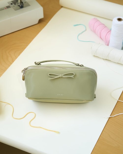 EACHY Makeup Bag, Large Capacity Cosmetic Bags for Women, Waterproof Pearl-Sheen PU Toiletry Bag with Flat-Open Design and Makeup Brush Organizer