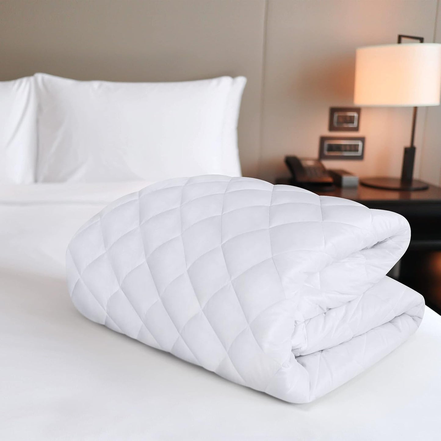 Utopia Bedding Quilted Fitted Mattress Pad - Queen Size Deep Pocket Protector | Machine Washable (White)
