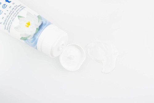 GEHWOL Soft Feet Lotion - Water Lily Scent for Moisturizing Relief | 4.4 Ounce Tube