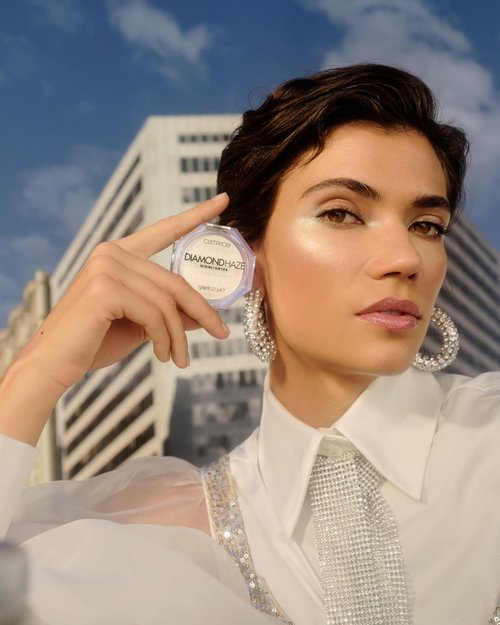 Catrice Diamond Haze Highlighter - 3D Shimmer Effect for Face & Body | Silky, Buildable Glow | Vegan & Cruelty-Free
