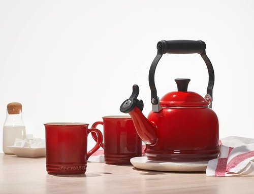 Le Creuset Enamel On Steel Demi Kettle - 1.25 Qt Kettle & Set of 2 Stoneware Mugs, White