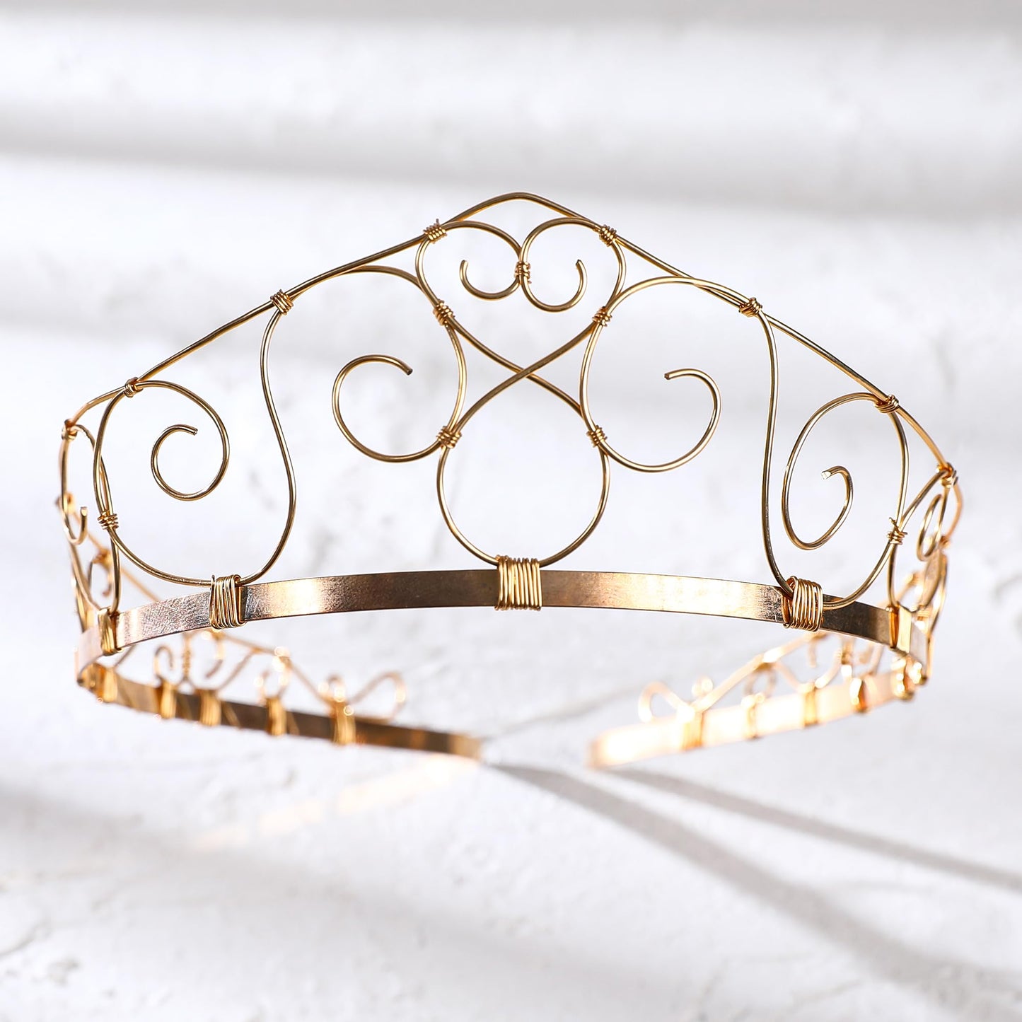 COTEEZA Golden Princess Crown Tiara - Medieval Retro King Queen Crown Fashion Women's Renaissance Costume Headband Gold Shield Design Baroque Tiara for Wedding Photo Shoot Quinceanera Party Prom