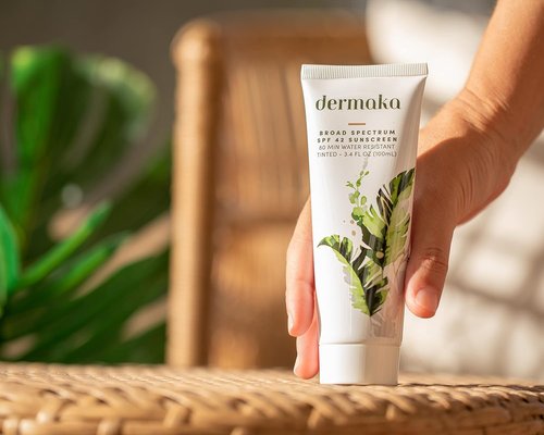 Dermaka Lightly Tinted Mineral Sunscreen SPF 42 - Anti-Aging Moisturizer with Zinc Oxide & Aloe Vera - Water Resistant & Reef Safe - 3.4 oz