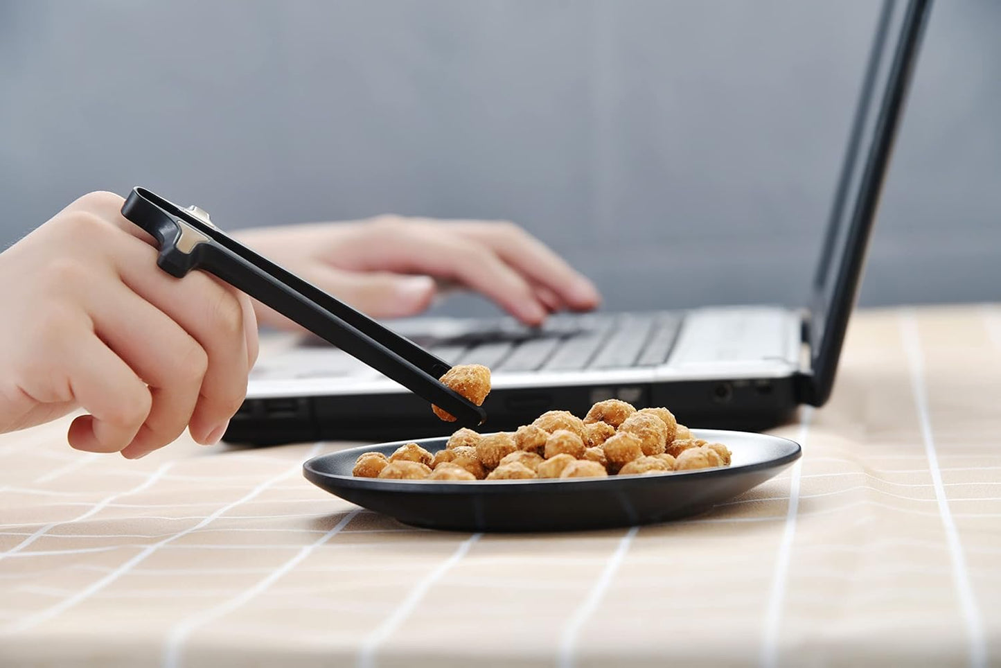 Skiennix Finger Chopsticks - Creative Snack Clips for Gamers | 2-Pack Gamer Accessories