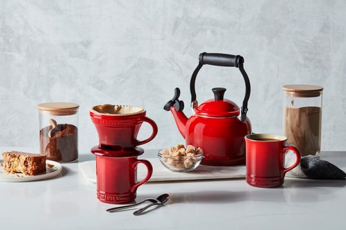 Le Creuset Enamel On Steel Demi Kettle - 1.25 Qt Kettle & Set of 2 Stoneware Mugs, White