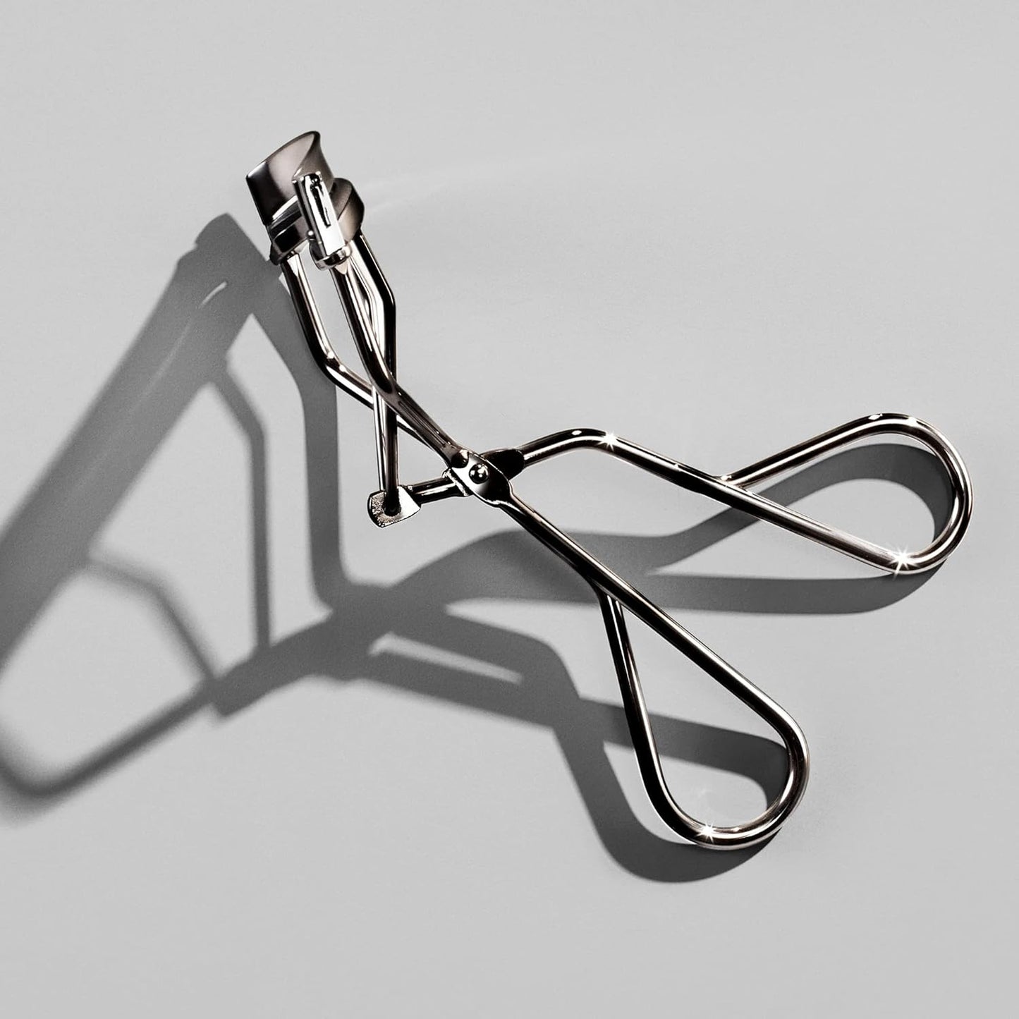 Shiseido Eyelash Curler - Gentle Crimping & Curling for Stunning Eye-Framing Lashes - Includes Replacement Pad