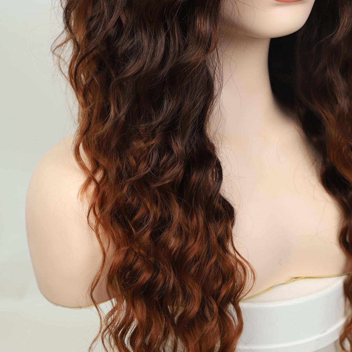 Fencca Brown Ombre Blonde Long Curly Wigs for Women Heat Synthetic Free Part Wave Curly Wig Strawberry Blonde Loose Curly Wigs for Daily Party