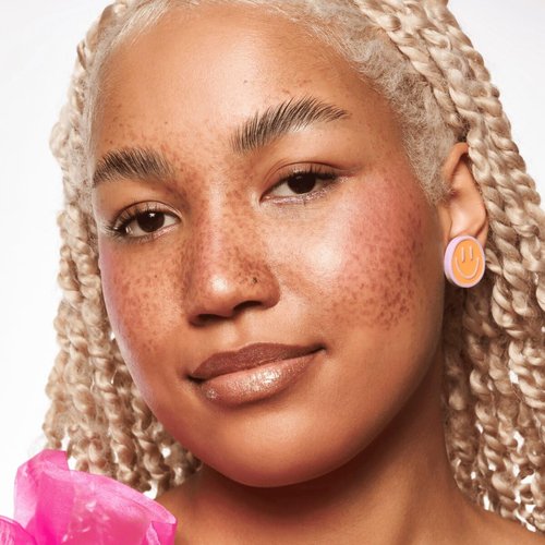 essence | Baby Got Glow Liquid Highlighter | Lightweight, Blendable & Buildable with Sponge Applicator for Radiant Glow | Vegan & Cruelty Free