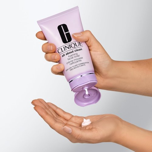 Clinique Foaming Face Wash - Hydrating Formula With Hyaluronic Acid & Glycerin | 5 Fl Oz