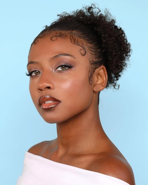 Moira Lip Chic Liner - Cool Girl Shade for Effortless Lip Definition and Long-Lasting Wear