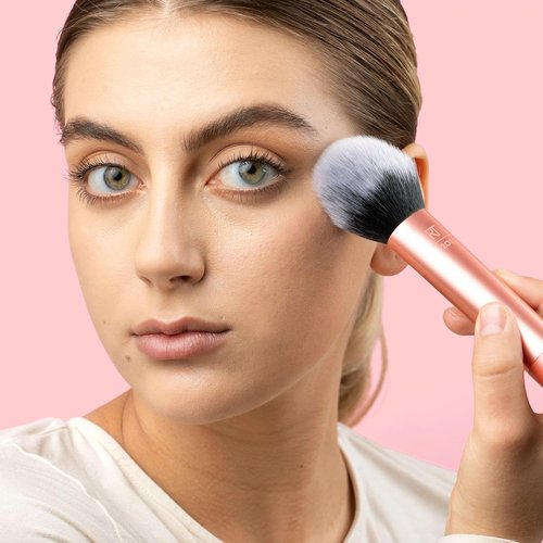 Real Techniques Ultra Plush Powder Makeup Brush - Large Fluffy Brush for Sheer Buildable Coverage | Vegan & Cruelty-Free