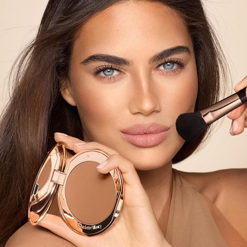 Charlotte Tilbury Airbrush Matte Bronzer - Smoothing Blurring Powder for Flawless Skin - Refillable with Silky Mica & Hyaluronic Acid