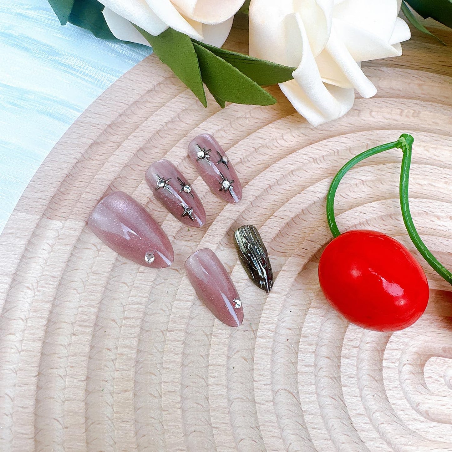 24Pcs St Patrick's Day Press on Nails Short Square Gold French Tip Fake Nails with Gold Rhinestones Horseshoe Rainbow Shamrocks False Nails St Patricks Day Acrylic Nails Irish Stick on Nails for Women