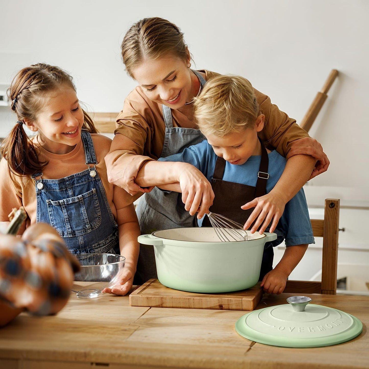 Overmont Enameled Cast Iron Dutch Oven - 4.5QT Pot with Lid Cookbook & Cotton Potholders - Heavy-Duty Cookware for Braising, Stews, Roasting, Bread Baking bottle green