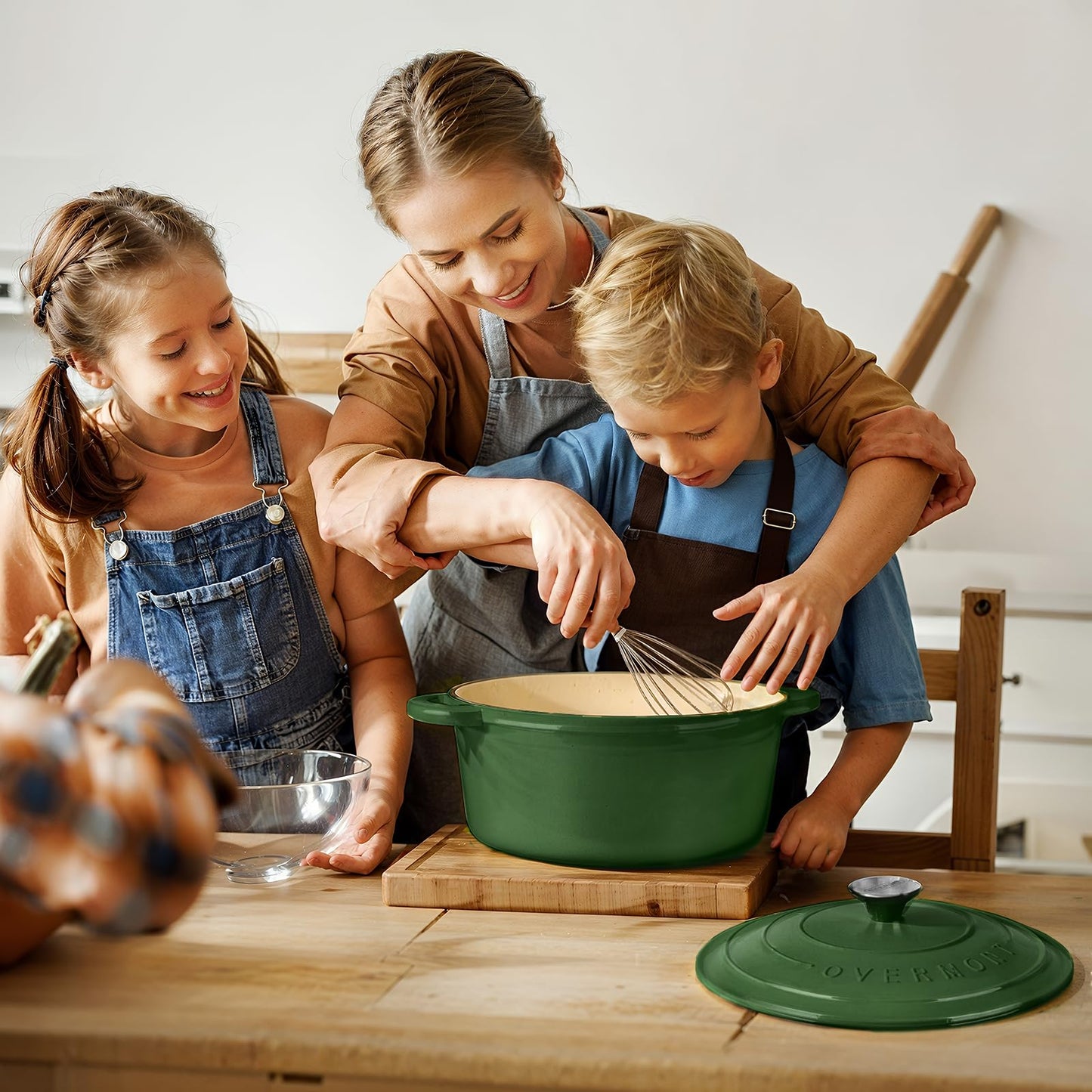 Overmont Enameled Cast Iron Dutch Oven - 4.5QT Pot with Lid Cookbook & Cotton Potholders - Heavy-Duty Cookware for Braising, Stews, Roasting, Bread Baking bottle green