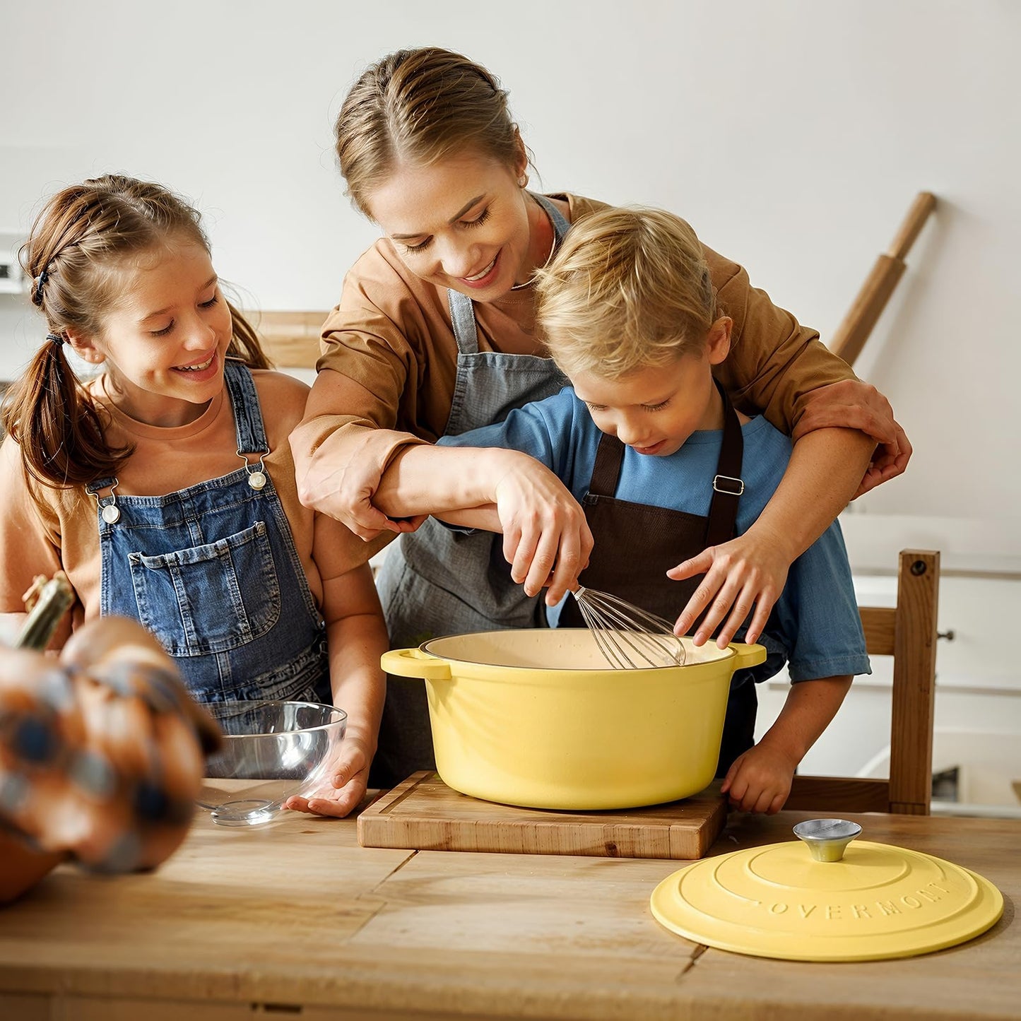 Overmont Enameled Cast Iron Dutch Oven - 4.5QT Pot with Lid Cookbook & Cotton Potholders - Heavy-Duty Cookware for Braising, Stews, Roasting, Bread Baking bottle green