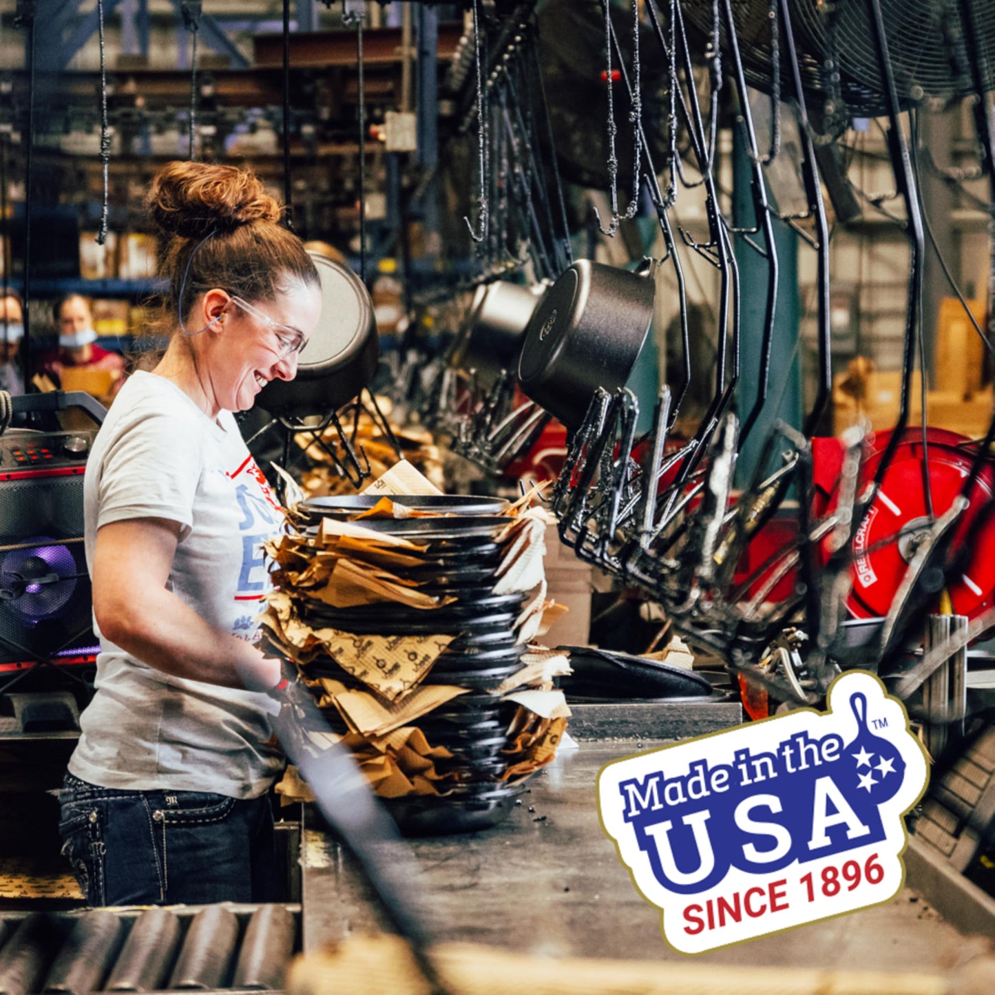 Lodge Silicone Hot Handle Holder - Dishwasher Safe Hot Handle Holder Designed for Lodge Cast Iron Skillets 9 Inches+ w/Keyhole Handle - Reusable Heat Protection Up to 500° - Black