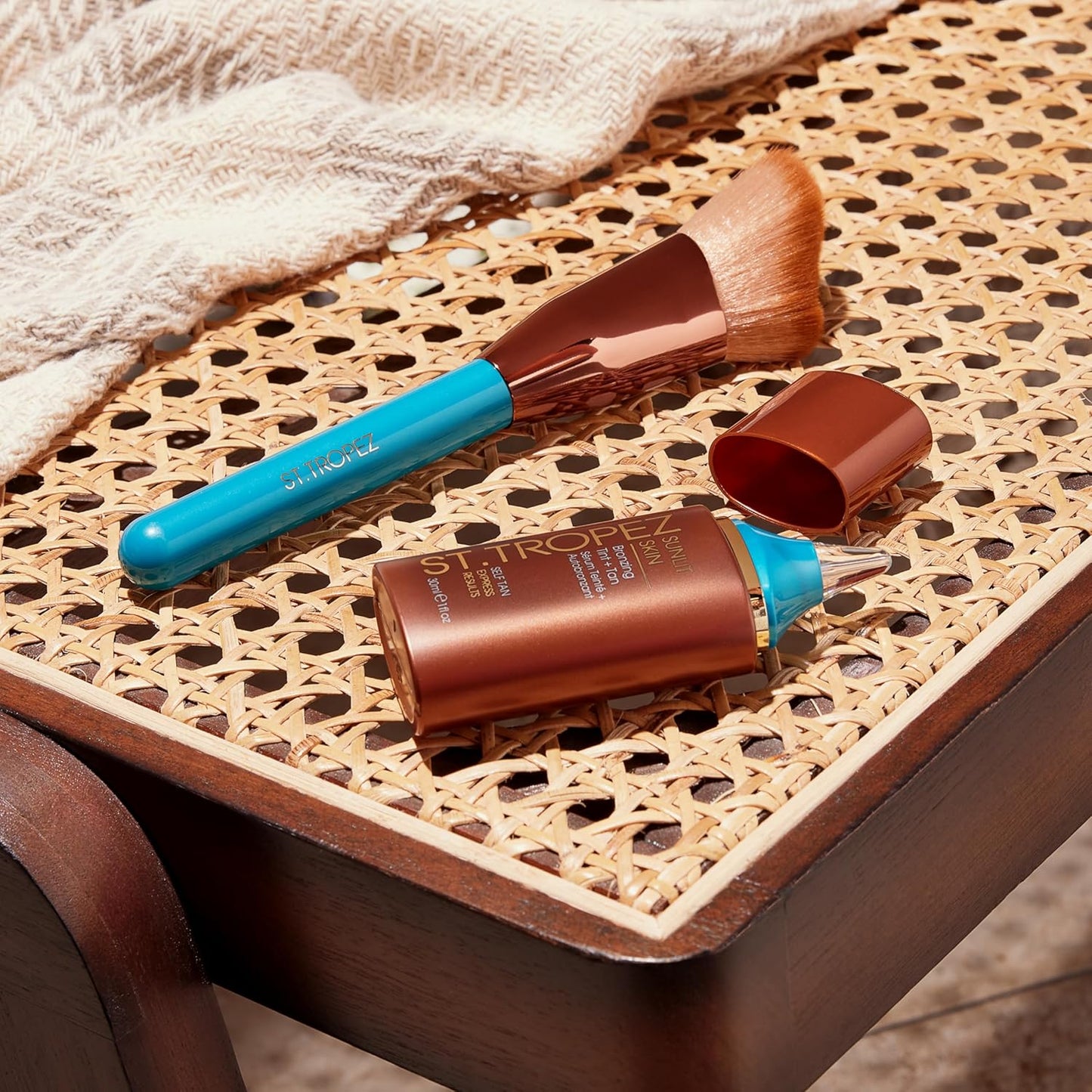 St. Tropez Ultimate Flawless Tan Face Brush - Achieve a Perfect Sun-Kissed Glow | 1 Ct