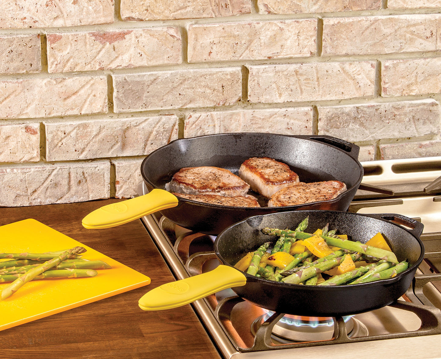 Lodge Silicone Hot Handle Holder - Dishwasher Safe Hot Handle Holder Designed for Lodge Cast Iron Skillets 9 Inches+ w/Keyhole Handle - Reusable Heat Protection Up to 500° - Black