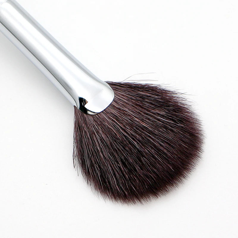 Fan Makeup Brush with Natural Goat Hair - High-Quality Face Highlighter Tool