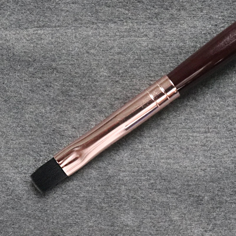 Lip Brush Makeup Tool with Soft Synthetic Bristles - High-Quality Cosmetic Applicator