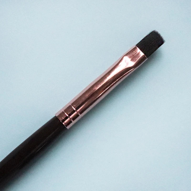 Lip Brush Makeup Tool with Soft Synthetic Bristles - High-Quality Cosmetic Applicator
