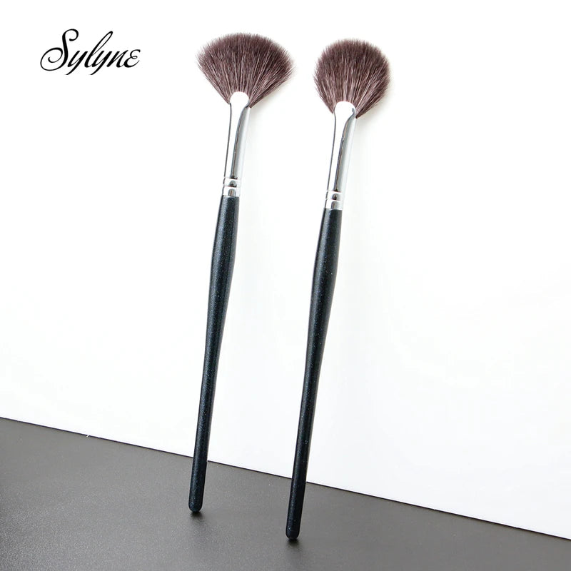 Fan Makeup Brush with Natural Goat Hair - High-Quality Face Highlighter Tool