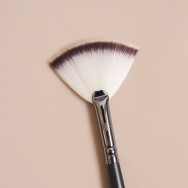 Small Fan Makeup Brush for Blush and Face Powder - Synthetic Hair, Wooden Handle