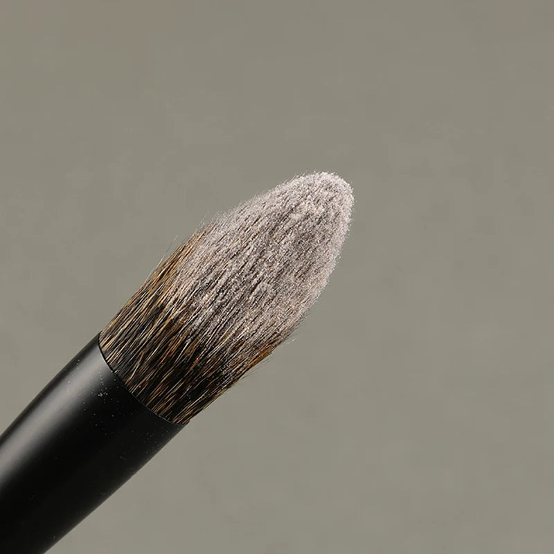 High-Quality Tapered Makeup Brush for Highlighting - Natural Squirrel Hair