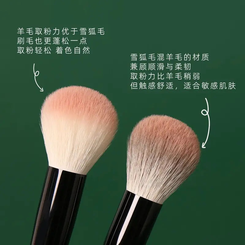 Anti-Aging Round Blade Blush Brush with Snow Fox Fur - Soft Makeup Tool