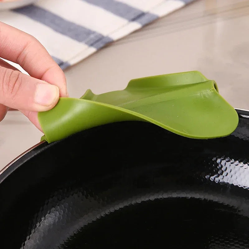 Kitchen Funnel with Anti-Splash Edge and Liquid Streamer Spout – Food-Grade Silicone, Reusable Pouring Tool