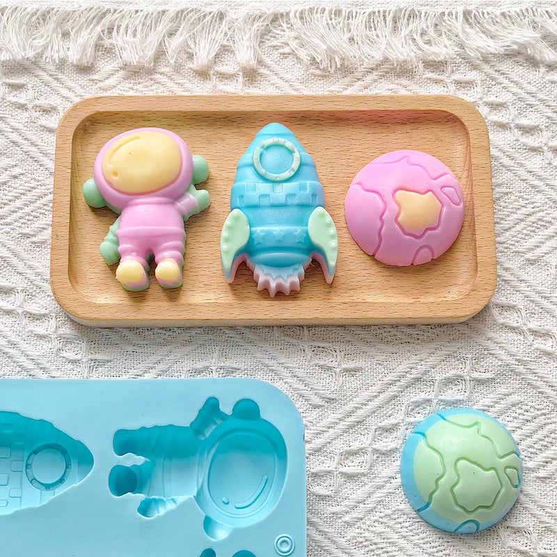 Creative Space Theme Silicone Cake Mold 6-Chamber 3D Astronaut Rocket Earth for Baking