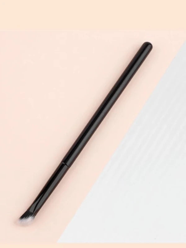 Triangular Sloped Foundation Brush for Face Makeup and Highlighter