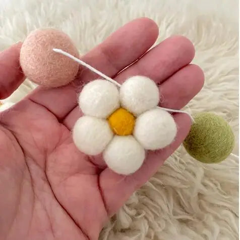 Bohemian Felt Daisy Wreath - Handmade Wool Ball Garland for Home & Nursery Decor
